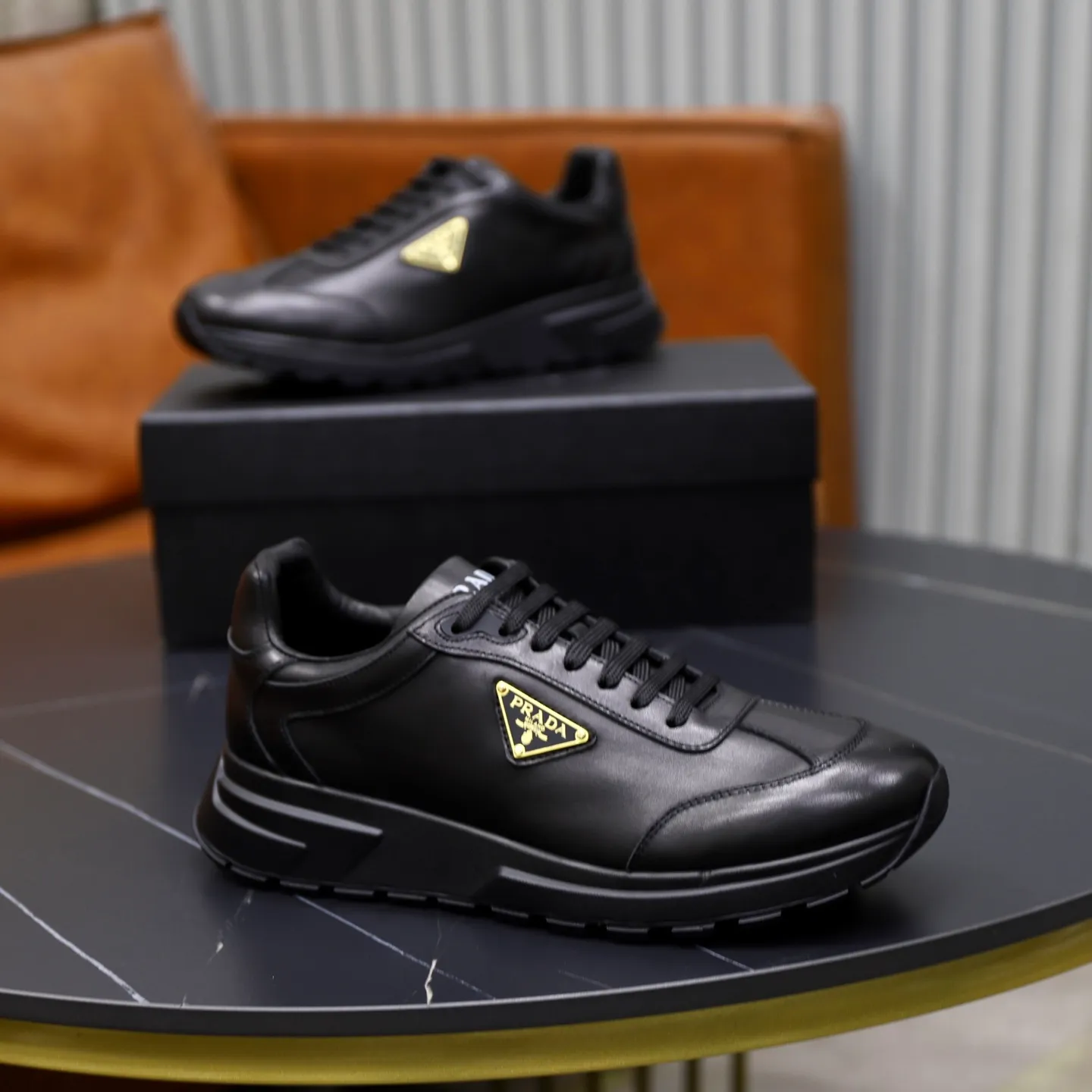 Factory price: 760💰Top original order Brand: PRADA (Prada) Standard code: Men's size 38/44 (45 can be customized) Grade: Same as the official website Material: Original cowhide stitching imported cowhide lining Original combination two-color wear-resistant soft outsole Style category: Leisure and sports version Young fashion European and American trend British style Color: Real picture color